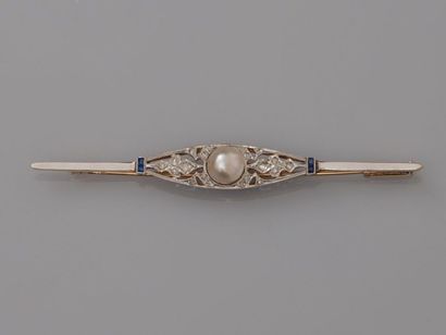 null Broche barrette deux ors, 750 MM, centrée d'une perle bouton dans un décor orné...