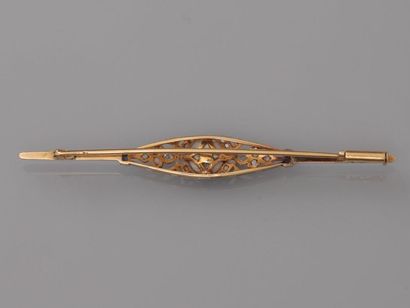 null Two gold barrette brooch, 750 MM, centered with a button pearl in a diamond...