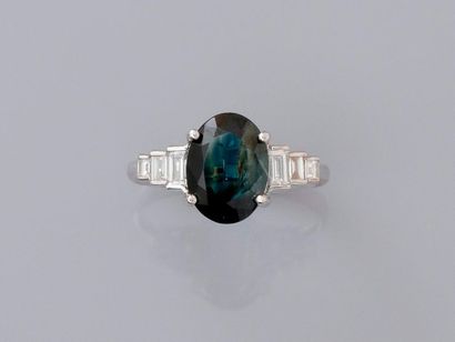 null Bague en or gris, 750 MM, ornée d'un saphir ovale pesant 2,56 carats, couleur...