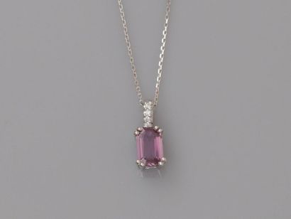null Chain and pendant in white gold, 750 MM, adorned with an emerald-cut sapphire...