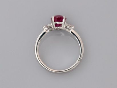 null White gold ring, 750 MM, set with a transparent oval ruby weighing 2.21 carats...