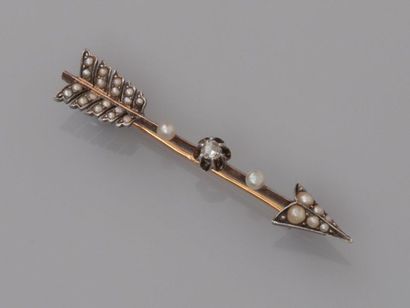 null Brooch drawing an arrow in yellow gold, 750 MM, centered on a diamond decorated...