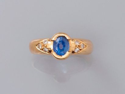 null Yellow gold ring, 750 MM, with an oval sapphire weighing about 1 carat and two...