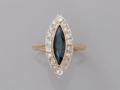 null Longue bague Marquise en or , 750 MM, centrée d'un saphir taille navette entourée...