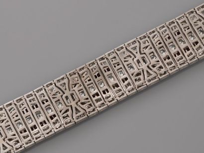 null Superbe bracelet plat articulé en or gris, 750 MM, dessinant des motifs ovales...