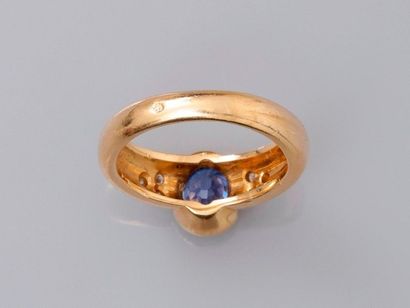 null Yellow gold ring, 750 MM, with an oval sapphire weighing about 1 carat and two...