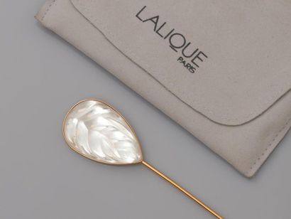 null LALIC, Long pin, gold plated metal, in its case, 