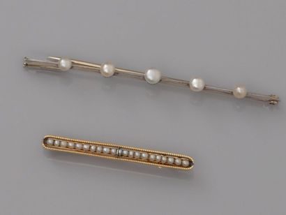 null Set of two barrette brooches in, 750 MM, decorated with small untested pearls,...
