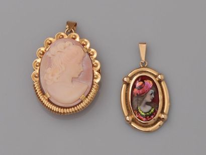 null Lot : un camée sur coquille et une médaille appliquée d'un émail polychrome...