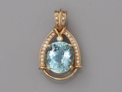 null Pretty pendant - clip in yellow gold, 750 MM, decorated with an oval aquamarine...