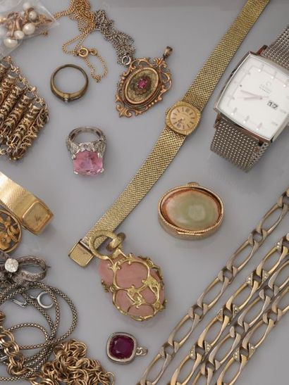 null Lot important de bijoux métal, acier, broches, pendentifs, montres, chaînes,...