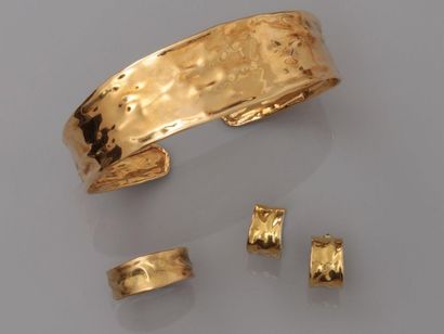 null Set: Open bracelet, ring and small earrings in yellow gold, 750 MM, hammered,...