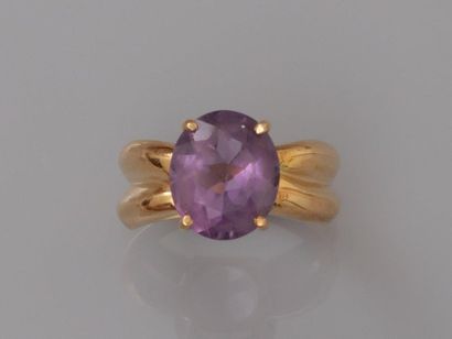 null Yellow gold gadroon ring, 750 MM, decorated with an oval amethyst, size: 56,...