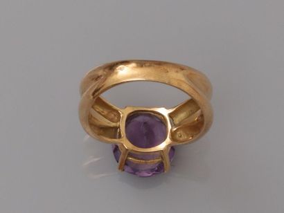 null Yellow gold gadroon ring, 750 MM, decorated with an oval amethyst, size: 56,...