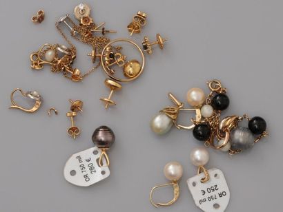 null Lots of earrings and miscellaneous in gold, 750 MM, cultured pearls, weight:...