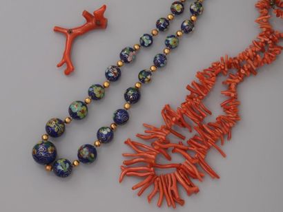 null Lot : collier de racines de corail, 44 cm et collier de perles en métal doré...
