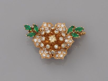 null Lovely brooch drawing a blooming flower in yellow gold, 750 MM, covered with...