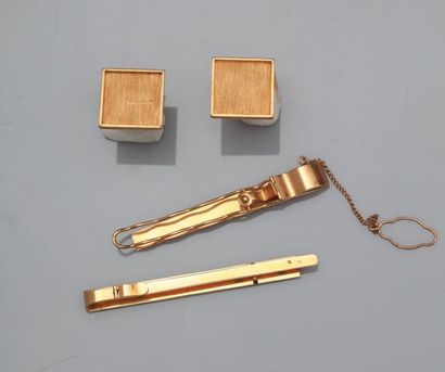 null Set of two tie clips and a pair of cufflinks in gold 750MM weight: 27,5 gr....