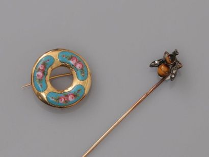 null Batch: Yellow gold brooch, 750 MM, applied with polychrome enamel with rose...