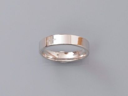 null Bague anneau en or gris, 750 MM, centrée de trois pavages de quatre brillants...