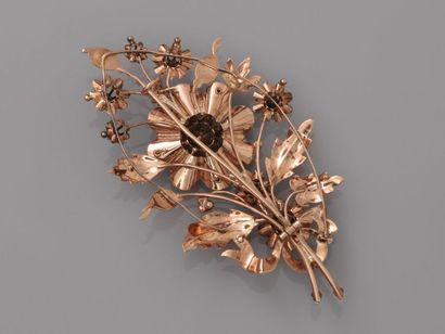 null Large broche dessinant des feuillages en or rose, 750 MM, fleurettes toutes...