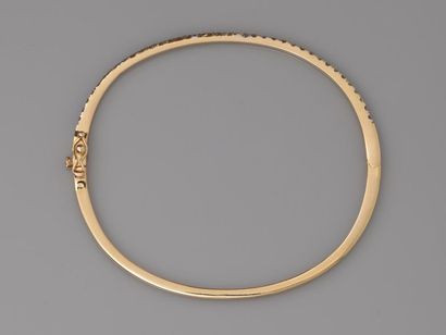 null Beau bracelet rigide, ouvrant, ovale en or jaune, 750 MM, centré de diamants,...