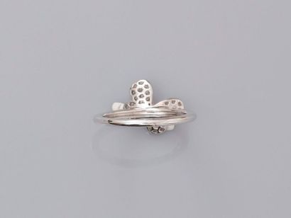 null Ring drawing a butterfly in white gold, 750 MM, covered with very white brilliants,...