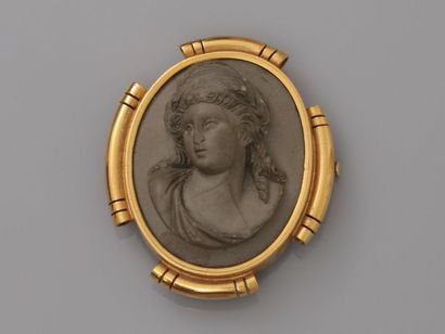 null Beautiful gilt metal brooch, 750 MM, set with a nice cameo on lava stone, size...