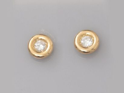 null Yellow gold earrings, 750 MM, each with a setting brilliance, total approx....