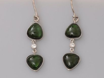 null Pendants d'oreilles en or gris, 750 MM, ornée chacune de deux tourmalines vertes...