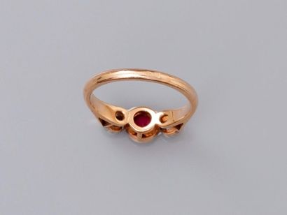 null Yellow gold ring, 375 MM, decorated with an unanalysed cushion-cut ruby between...