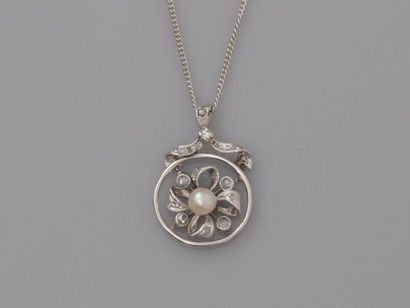 null Chain and round pendant in white gold, 750 MM, decorated with small diamonds...