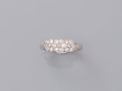 null Ring in white gold, 750 MM, drawing three flowers covered with diamonds, size...