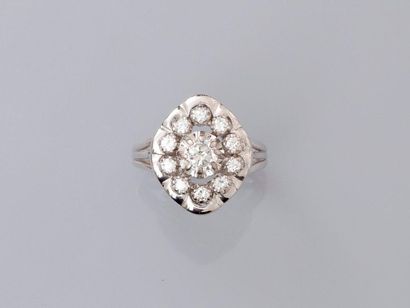 null Flower ring in white gold, 750 MM, covered with diamonds, weight: 4.9gr. ro...
