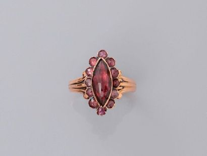 null Bague " Arlésienne " en or rose, 750 MM, ornée de grenats Almandins, dimensions...