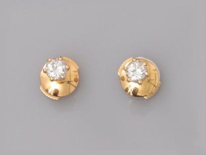 null Yellow gold ear chips, 750 MM, each decorated with a diamond, total about 0.50...