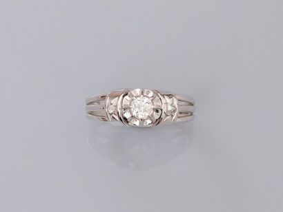 null Solitaire ring in white gold, 750 MM, decorated with a diamond between two gadroons...