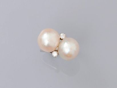 null Ring in white gold, 750 MM, decorated with two round cultured pearls, diameter...