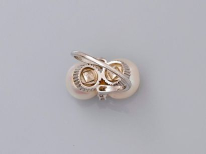 null Ring in white gold, 750 MM, decorated with two round cultured pearls, diameter...
