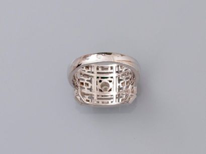 null Ring in white gold, 750 MM, drawing a plate covered with diamonds and centered...
