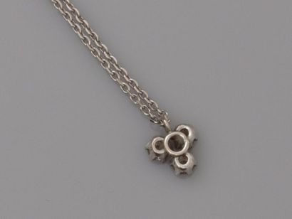 null Chaîne et pendentif en or gris, 750 MM, centré de trois brillants, anneau à...