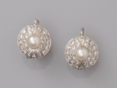 null Pretty earrings in 375MM gold and 925 MM silver, each decorated with a cultured...