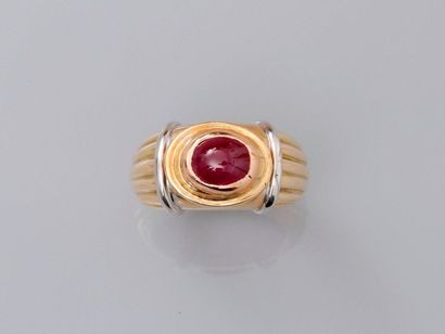 null BOUCHERON, Yellow gold ring, 750 MM, centered of an oval cabochon ruby in a...