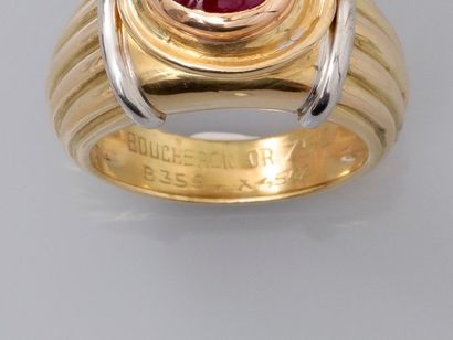 null BOUCHERON, Yellow gold ring, 750 MM, centered of an oval cabochon ruby in a...