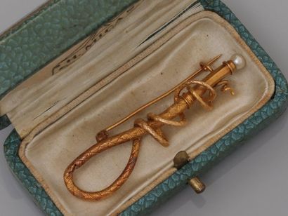 null Broche dessinant une longe en chambrière d'or jaune, 750 MM, ornée d'une perle...
