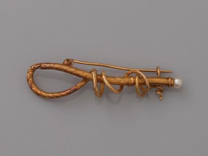 null Broche dessinant une longe en chambrière d'or jaune, 750 MM, ornée d'une perle...