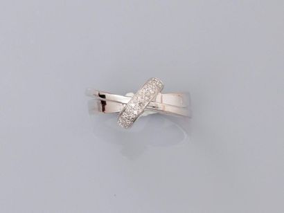 null Ring drawing links of white gold, 750 MM, crossed by a line of diamonds, size:...