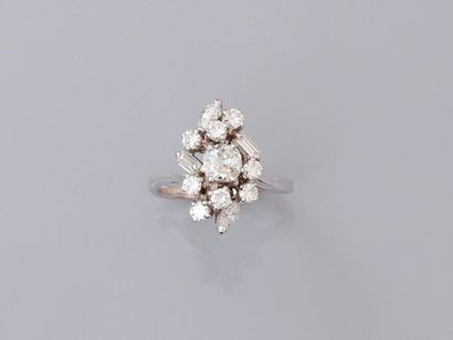 null Bague " Couture " en or gris, 750 MM, ornée d'un diamant pesant 0,55 carat entouré...