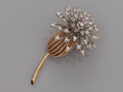 null Pretty brooch drawing a voluminous two-gold flower, 750 MM, covered with diamonds,...