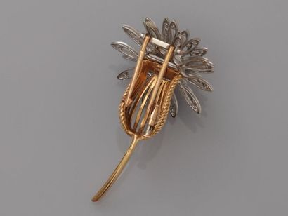 null Pretty brooch drawing a voluminous two-gold flower, 750 MM, covered with diamonds,...